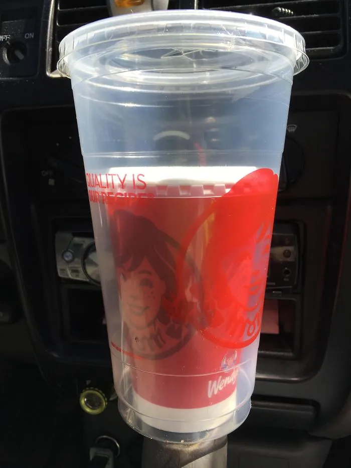 Pedí una bebida pequeña en vaso mediano, y me dijo "no sé si es lo que querías".