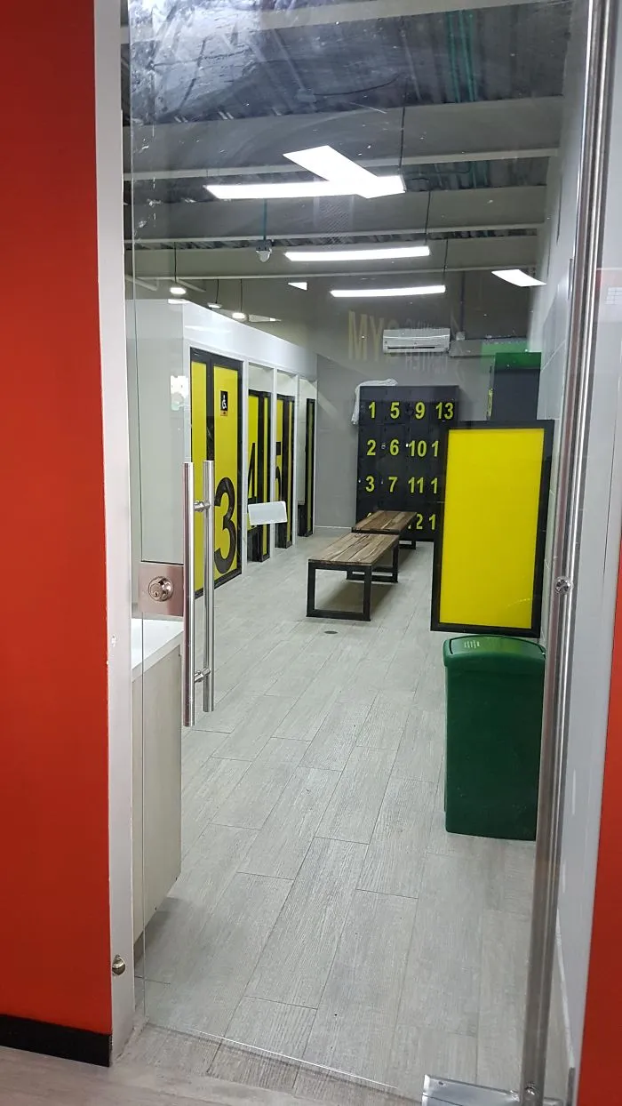 Me preocupaba la privacidad, así que pedí que pusieran una puerta en el vestuario masculino. Problema resuelto