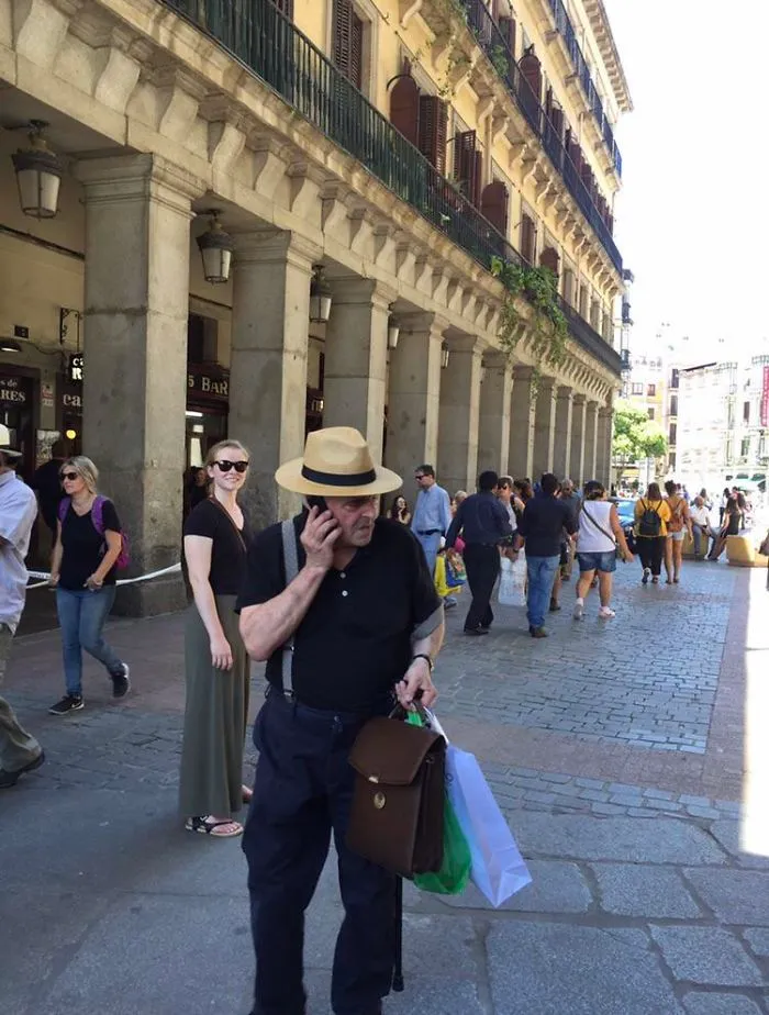 Le pedí a mi hermano que me hiciera una foto en nuestra visita a España y esta es la que le pareció bien. No soy el señor del sombrero.