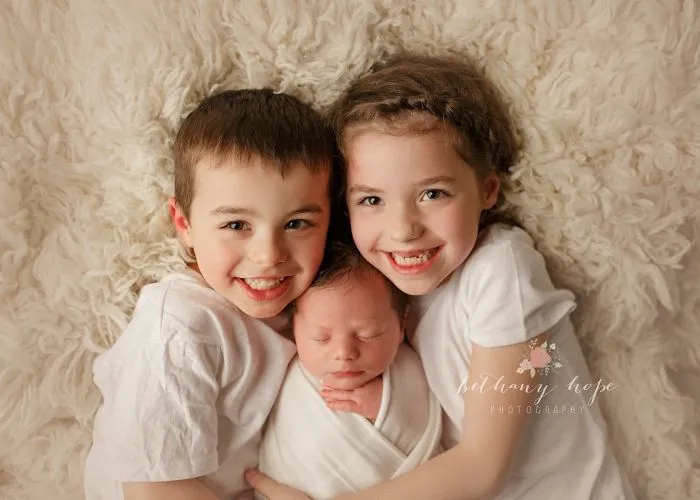 I Photograph Newborn Babies And Their Siblings