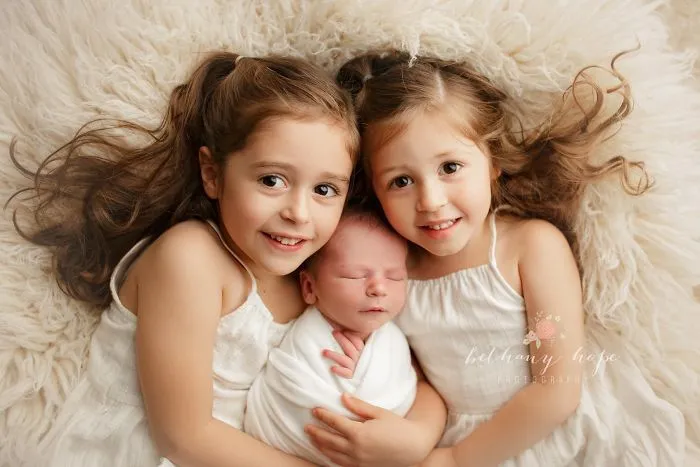 I Photograph Newborn Babies And Their Siblings