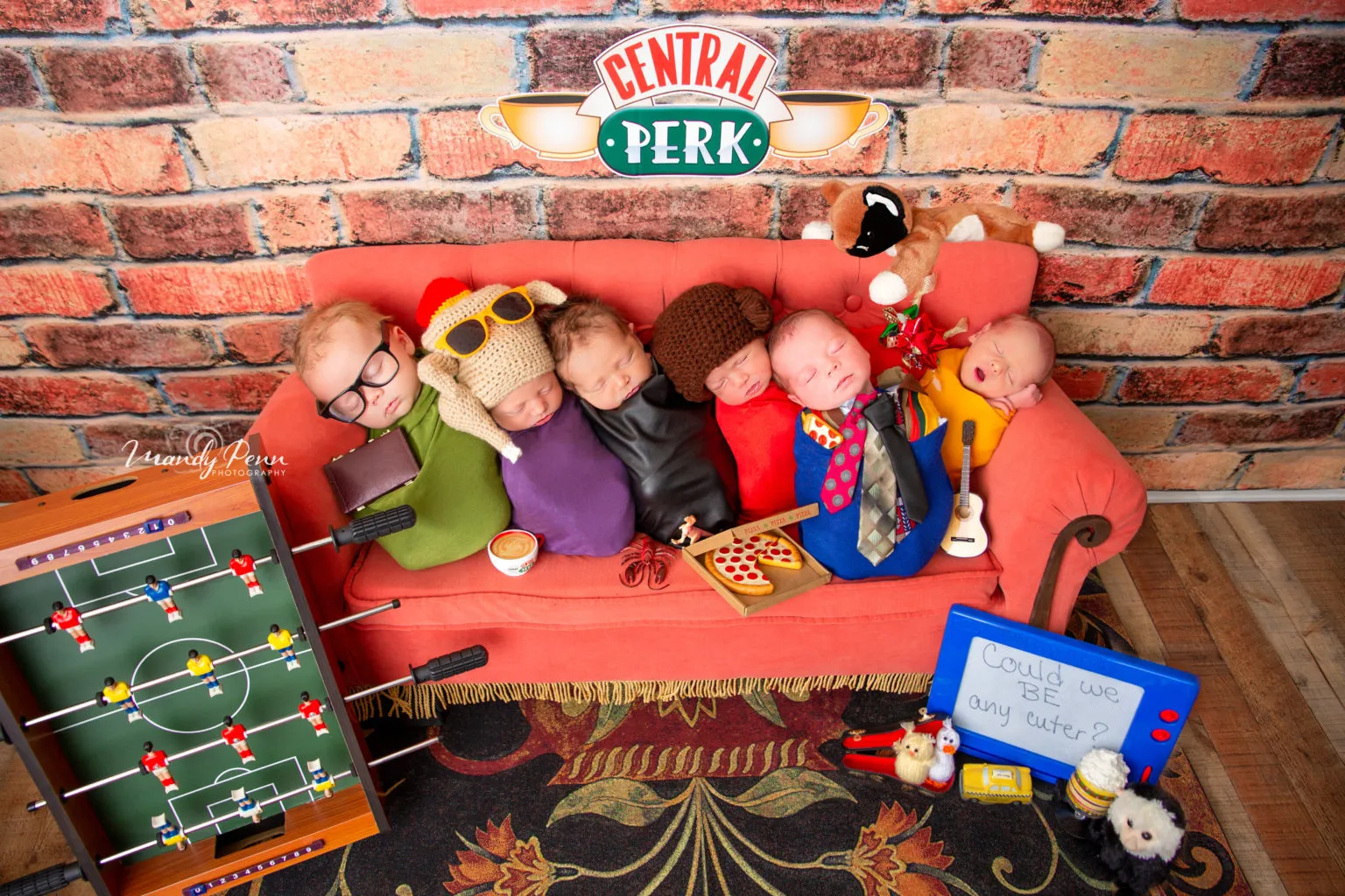 Photographer Makes Photoshoot With Newborns Using The Series Friends As Theme.the Internet Loved