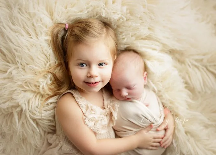 I Photograph Newborn Babies And Their Siblings