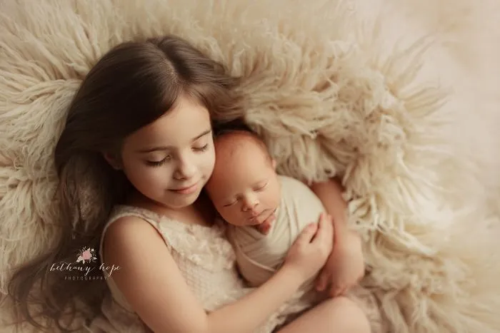 I Photograph Newborn Babies And Their Siblings