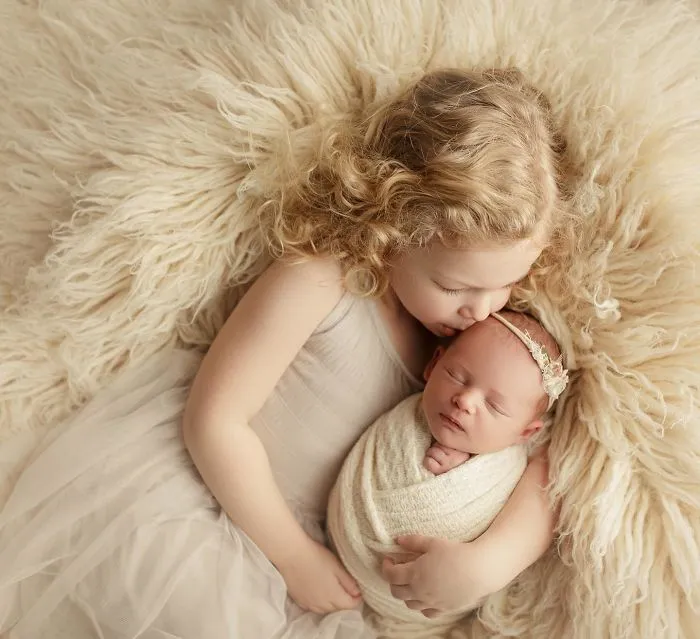 I Photograph Newborn Babies And Their Siblings