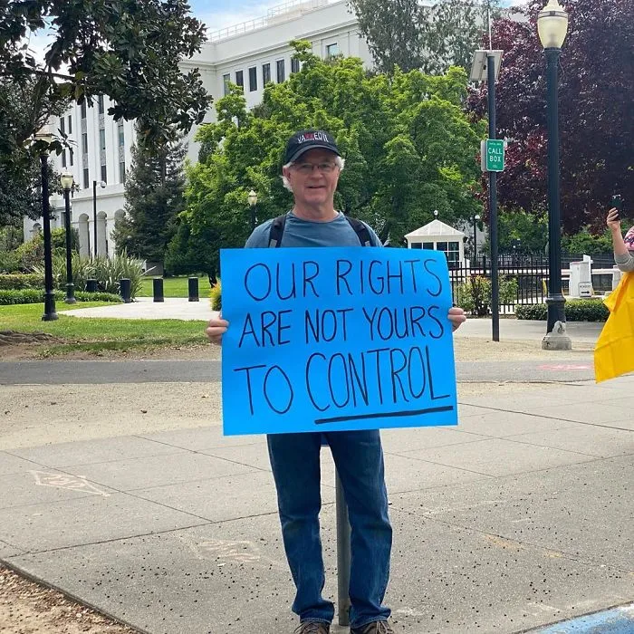 16 Not The Brightest People Who Are Against The Quarantine Holding Some 'Interesting' Signs