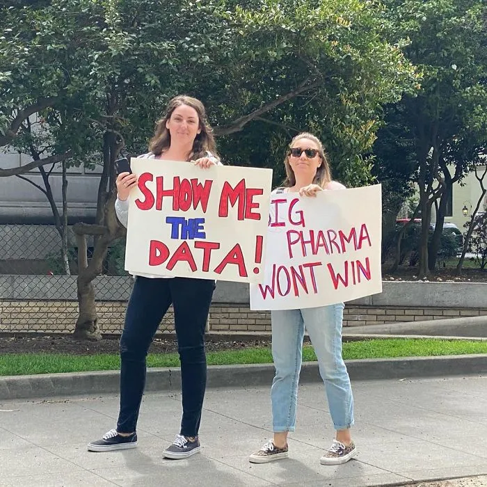 16 Not The Brightest People Who Are Against The Quarantine Holding Some 'Interesting' Signs