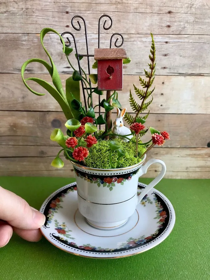 Parece que los minijardines en tazas de té están de moda, y aquí tienes 23 adorables ejemplos