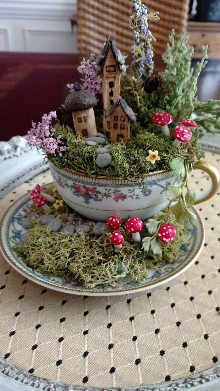 Parece que los minijardines en tazas de té están de moda, y aquí tienes 23 adorables ejemplos
