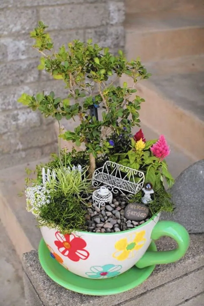 Parece que los minijardines en tazas de té están de moda, y aquí tienes 23 adorables ejemplos