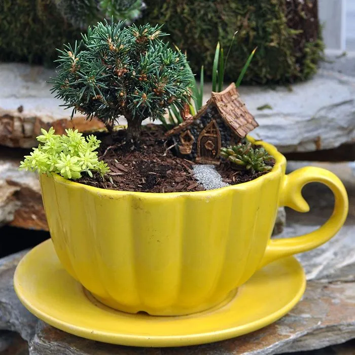 Parece que los minijardines en tazas de té están de moda, y aquí tienes 23 adorables ejemplos