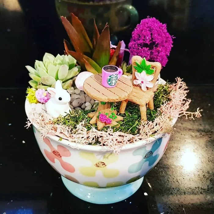 Parece que los minijardines en tazas de té están de moda, y aquí tienes 23 adorables ejemplos