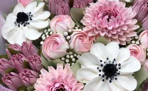 I Make Botanically Realistic Buttercream Frosting Flowers, And You Can Too