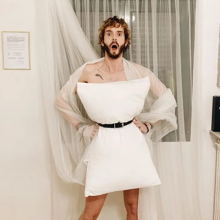 People Are So Bored They Started A Pillow-Wearing Challenge And Here Are The Best Pics (60 Pics)