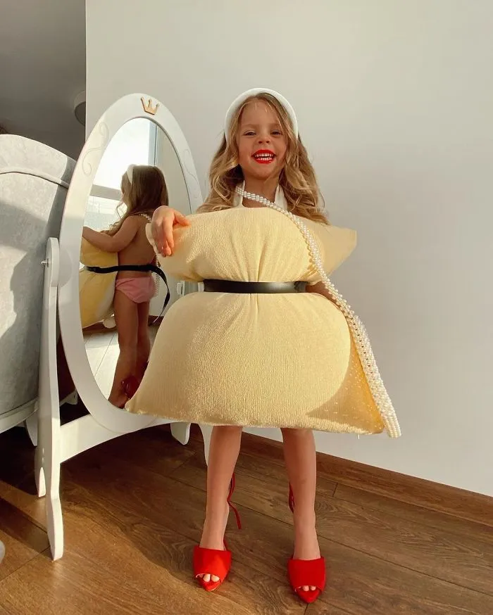 The Girls In This Quarantine Are Replacing Their Clothes With Pillows In A Flash Mob On Instagram