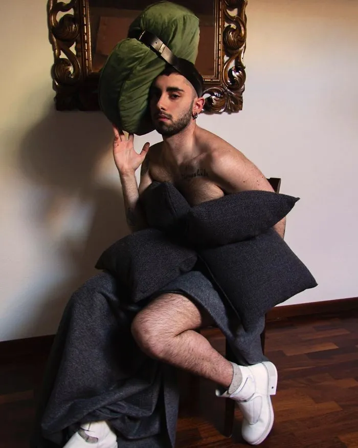 People Are So Bored They Started A Pillow-Wearing Challenge And Here Are The Best Pics (60 Pics)