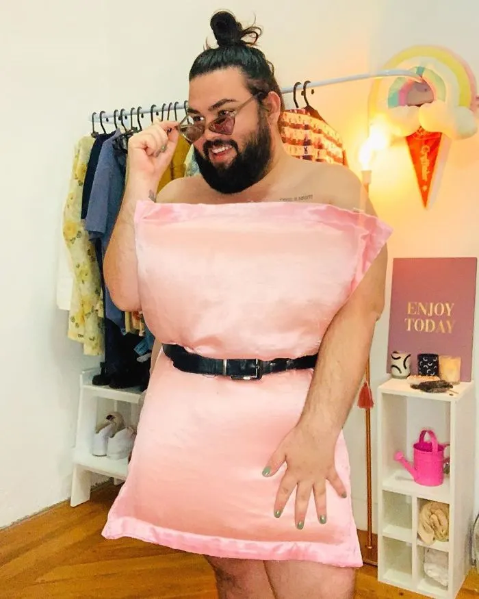 People Are So Bored They Started A Pillow-Wearing Challenge And Here Are The Best Pics (60 Pics)