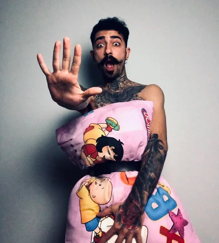 People Are So Bored They Started A Pillow-Wearing Challenge And Here Are The Best Pics (60 Pics)