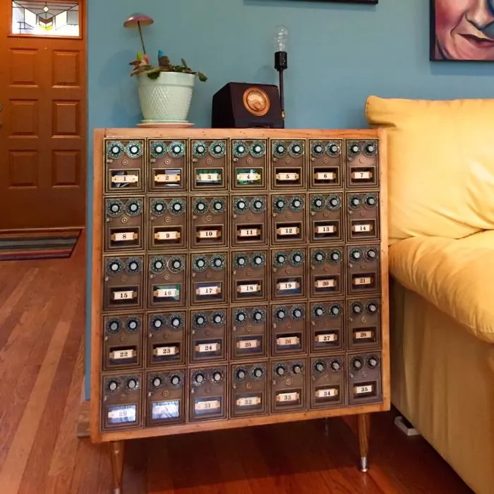 Antiguo gabinete para el correo, de los años 60