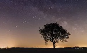 Starlink Satellites Make A Night Sky Timelapse Look Like A Scifi Gun Shooting Scene!