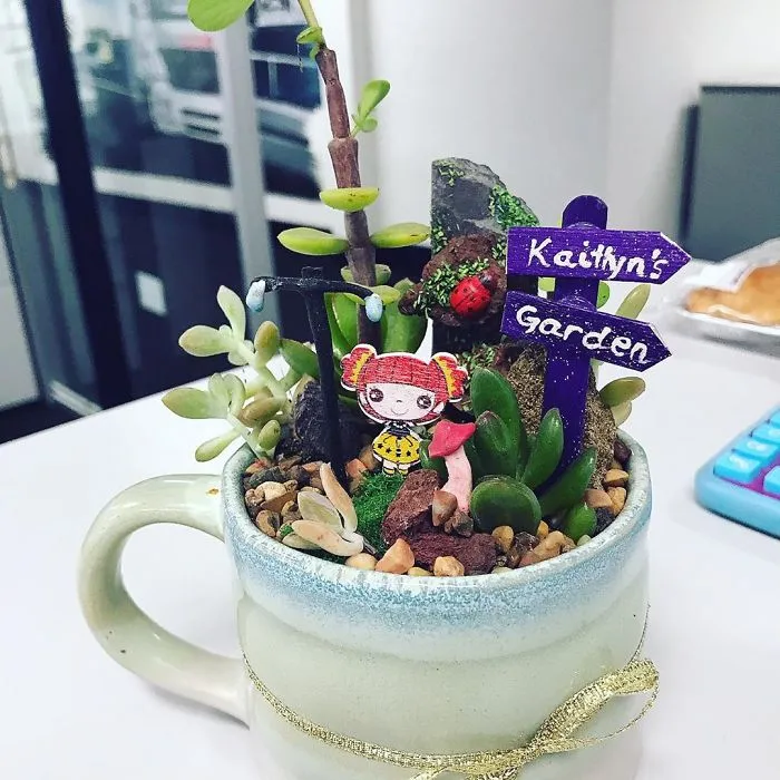 Parece que los minijardines en tazas de té están de moda, y aquí tienes 23 adorables ejemplos