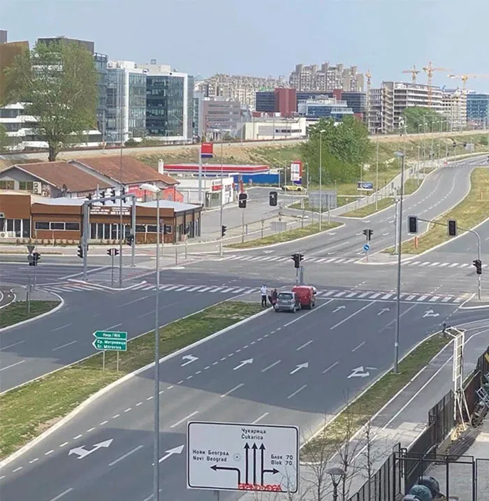 Dos coches que se chocaron en la carretera vacía en Nuevo Belgrado