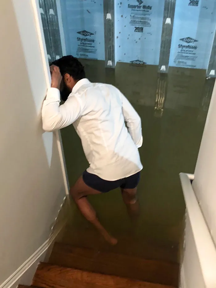 Estábamos teniendo una cena de San Valentín y no había calefacción. Al bajar a mirar, había 1,20 de agua cubriendo el sótano