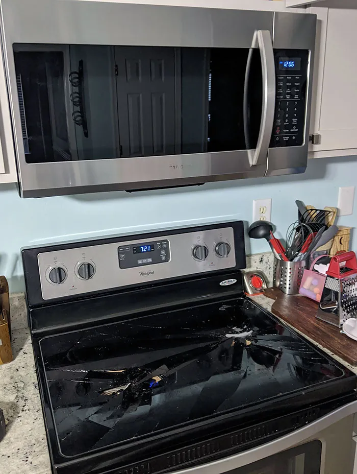 He instalado yo mismo el microondas para ahorrarme los 150$ que costaba la instalación