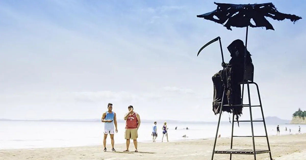 Este hombre viaja disfrazado de la Muerte por las playas de Florida que han sido abiertas de forma prematura