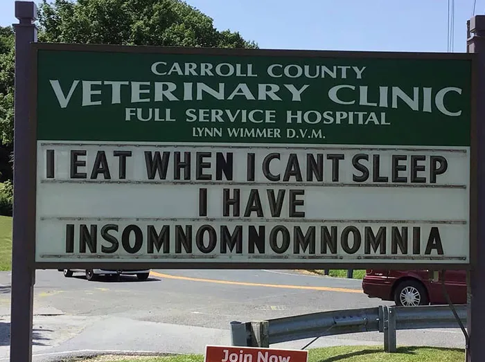 30 Of The Funniest Outdoor Signs From This Vet Clinic That Dad Joke Lovers Will Appreciate