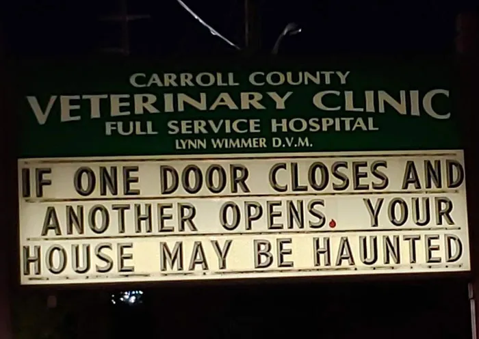 30 Of The Funniest Outdoor Signs From This Vet Clinic That Dad Joke Lovers Will Appreciate