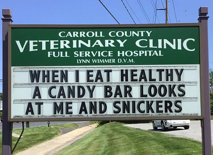 30 Of The Funniest Outdoor Signs From This Vet Clinic That Dad Joke Lovers Will Appreciate