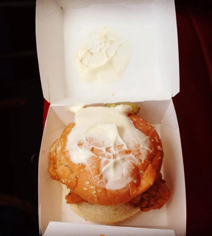 Al pedir hamburguesa de pollo con mayonesa arriba y abajo...