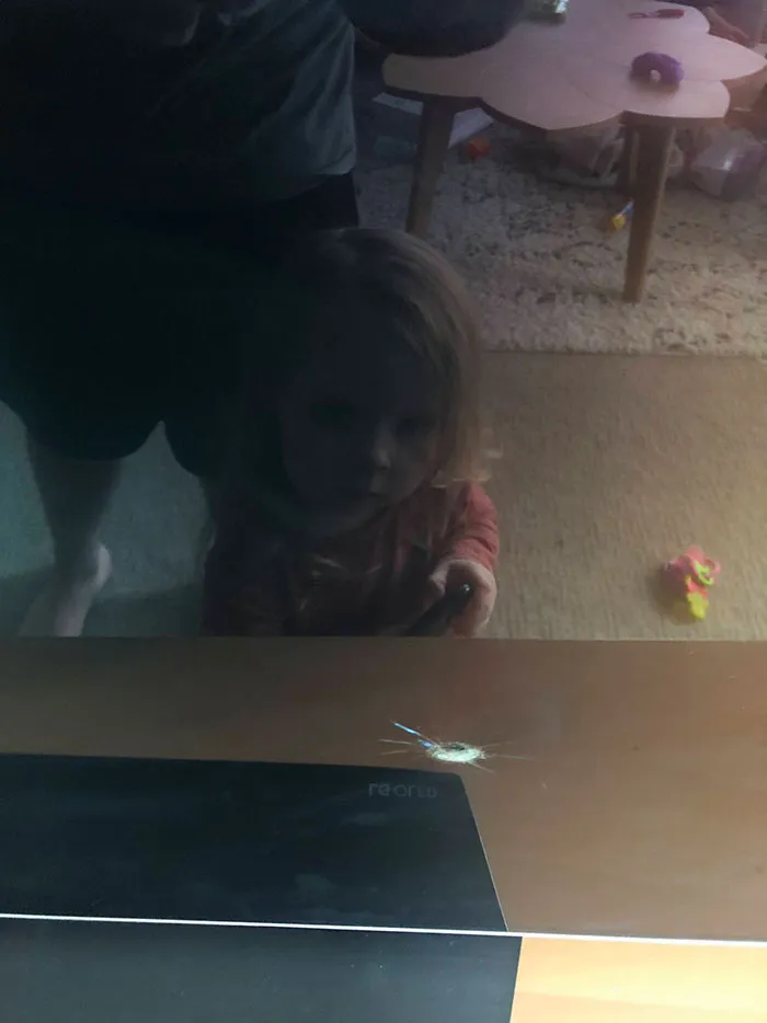 Mi hija de 3 años le tiró un juguete a la tele esta mañana. Ahora intenta encenderla y dice "está rota". No me digas.