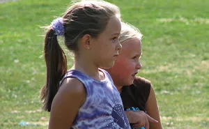 Two Little Girls Sit 6 Feet Apart Yelling Compliments To Strangers, Dad Documents It In A Hilarious Twitter Thread