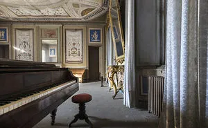 I Captured The Eerie Beauty Of Forgotten Pianos In Abandoned Places (21 Pics)