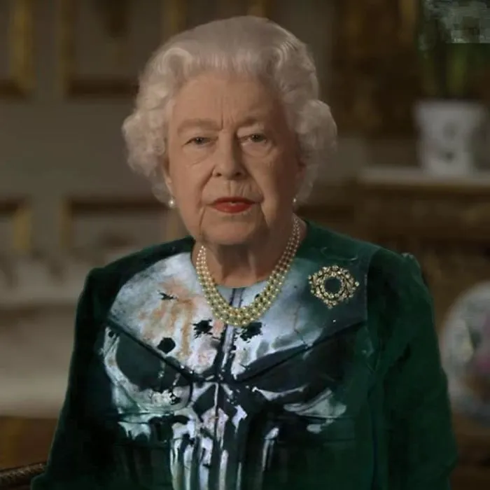 The Queen Of England Gives A Speech In A Green Dress And The Photoshoppers Know What To Do (35 Pics)
