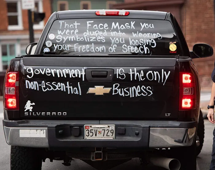 16 Not The Brightest People Who Are Against The Quarantine Holding Some 'Interesting' Signs