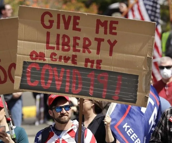 16 Not The Brightest People Who Are Against The Quarantine Holding Some 'Interesting' Signs