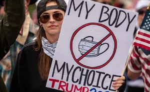 16 Not The Brightest People Who Are Against The Quarantine Holding Some 'Interesting' Signs