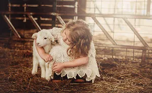 I Photograph The Innocent Moments Of Children With Animals (30 Pics)