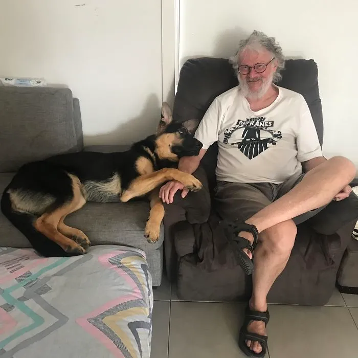 Mi perro mirando a mi padre