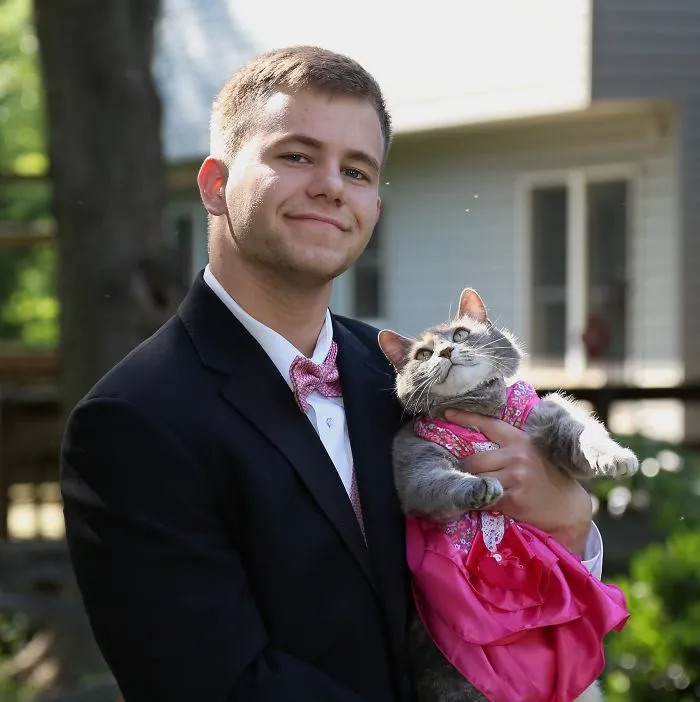 Mi hermano se llevó a la gata a su graduación. Le ha gustado