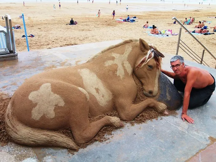 Sand Artist Creates Detailed Sculptures That You Could Easily Mistake For Live Animals If You Saw Them From A Distance