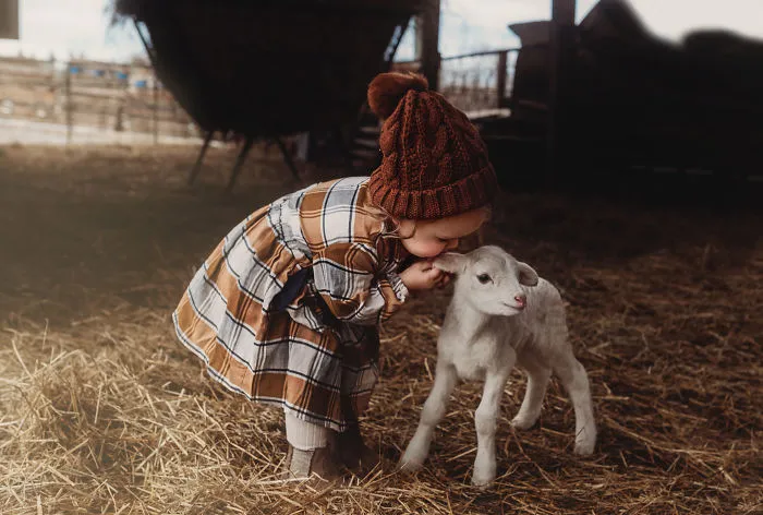I Photograph The Innocent Moments Of Children With Animals (30 Pics)