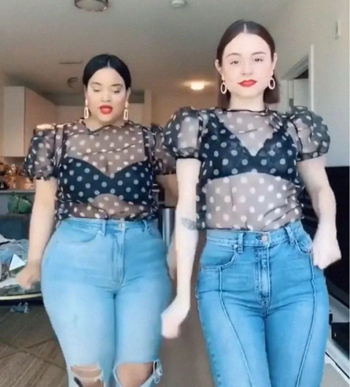 2 Amigas muestran cómo les queda la misma ropa en sus distintos tipos de cuerpo (33 fotos)