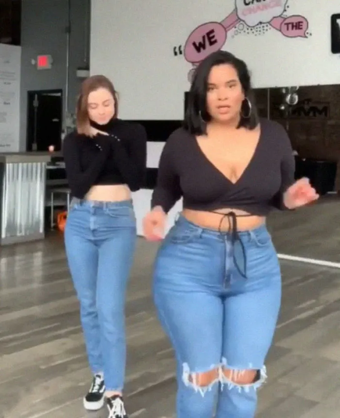 Two Friends Show How The Same Clothes Look On Their Different Body Types (33 Pics)