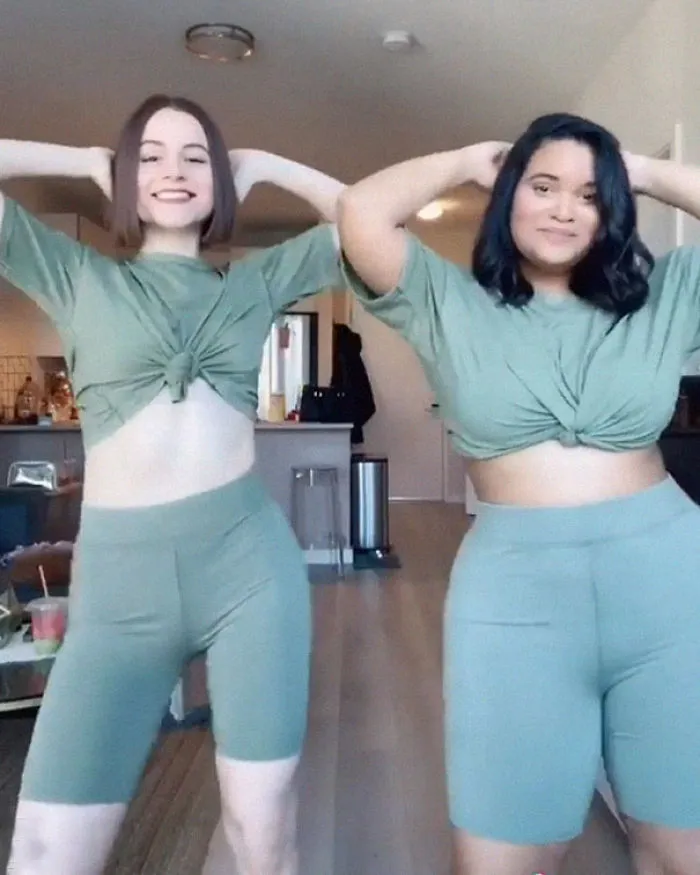 Two Friends Show How The Same Clothes Look On Their Different Body Types (33 Pics)