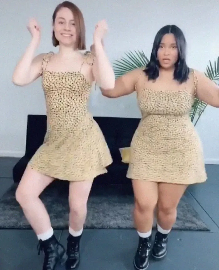 2 Amigas muestran cómo les queda la misma ropa en sus distintos tipos de cuerpo (33 fotos)