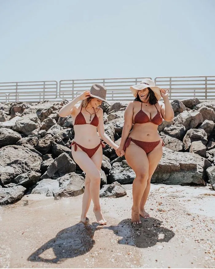 Two Friends Show How The Same Clothes Look On Their Different Body Types (33 Pics)